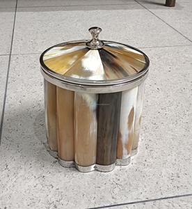 Cubo de Hielo Ecológico Hecho a Mano con Incrustaciones de Cuerno e Interior de Acero Inoxidable, Elegante Vajilla para Fiestas y Bares de THE FASHION CRAFT - Product Image 1