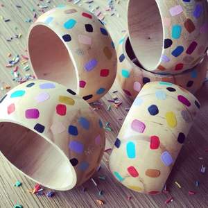 Accessoires de mode ethniques faits à la main, bracelets en bois à motifs floraux - Product Image 5