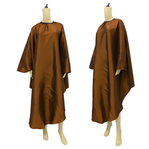 Cape de Barbier Professionnelle Personnalisée à Fermeture à Boutons, Imperméable en Polyester, Imprimée en Sérigraphie, pour Coiffure, Salon, Unisexe, Styliste - Product Image 6