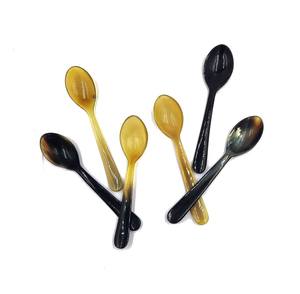 Cucharón de sopa de cuerno de búfalo hecho a mano de primera calidad y pinzas para ensalada de cuerno de vaca, juego de cubiertos de cuerno para comedor a un precio asequible. - Product Image 1