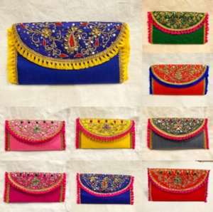 Elegante bolso de mano étnico bordado a mano para mujer con un vibrante diseño tradicional indio e intrincados detalles en zari. - Product Image 2