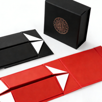 Boîte cadeau magnétique rigide pliable de luxe noire personnalisée avec revêtement UV, gaufrage, poignée et nœud en ruban pour l'emballage des chaussettes