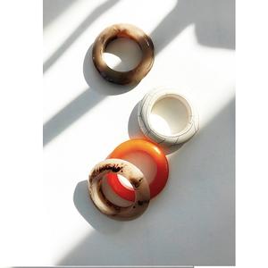 กำไลเรซิ่นใสสวยหรู ประดับด้วยพืชธรรมชาติ เป็นมิตรต่อสิ่งแวดล้อม ทำด้วยมือ ดีไซน์รัก ปรับแต่งสีและขนาดได้ ทันสมัย มีศิลปะ - Product Image 1