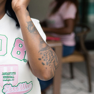 <b>Cropped</b> Varsity Patch Tee White Women Short <b>Sleeve</b> Crew Neck Sorority Letter Graphic Shirt Casual College Style Fashion <b>Top</b> - Product Image 4