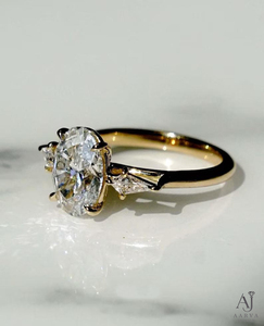 Anillo de Compromiso Ovalado con Tres Piedras de Moissanita, Plata de Ley 925, Chapado en Oro, Engaste de Garras, Joyería de Boda para Mujer - Product Image 1