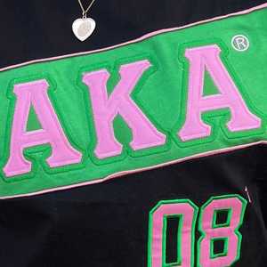 Chemise en jersey athlétique noir AKA pour femmes, haut à col rond premium brodé de lettres grecques - Product Image 6