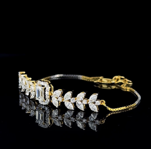 Bracelet de luxe en diamant de laboratoire taille émeraude, motif feuille d'or, bijoux fins pour mariage et mariée - Product Image 3