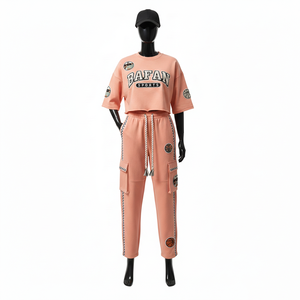 Ensemble haut court et pantalon pour femme en coton polyester, tissu éponge brossé 280 GSM, respirant, avec empiècement latéral en tissu pêche et logo brodé. - Product Image 6