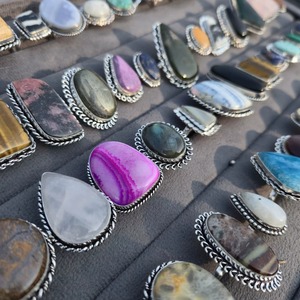 ชุดช่องหินอัญมณีธรรมชาติทำจากทองเหลืองคุณภาพระดับพรีเมี่ยมแหวนแฟชั่นคลาสสิกสำหรับทุกเพศเครื่องประดับหรูหรางานเลี้ยงงานแต่งงาน - Product Image 1