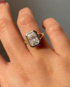 Anillo de compromiso de diamante cultivado en laboratorio con corte radiante delicado, engaste de bisel, tallo dividido, oro macizo de 14K, anillo solitario de promesa de boda - Product Image 5