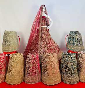 Qunoot Closet - Robe de mariée élégante pour femmes indiennes/pakistanaises, Lehenga Choli, broderie lourde, velours, robe longue en soie, modèle - Product Image 1