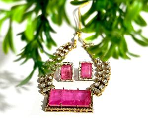 Conjunto de collar inspirado en Sabyasachi con piedra AD rosa y aretes a juego, chapado en oro, joyería nupcial llamativa. - Product Image 2