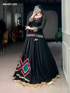 Nuevo Conjunto de Lehenga, Blusa y Túnica con Estampado Geométrico Uniforme y Detalles de Conchas de Cauri, Proveedor Indio - Product Image 4