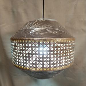 Lampe suspendue contemporaine ronde en rotin et tissu maillé |   Luminaire suspendu sphérique en rotin tressé à la main |   Géométrique créatif - Product Image 6