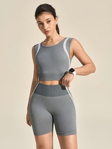 Ensemble de yoga gris pour la gym, haut court dos nageur à encolure dégagée et short taille haute, avec bordure contrastante, ensemble deux pièces sans couture - Product Image 5