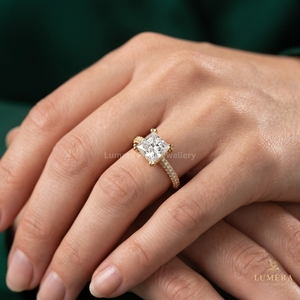 Anillo de promesa con diamante de laboratorio talla princesa brillante, banda triple pavé, doble punta, elegante estilo antiguo para tu mujer - Product Image 1