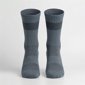 Chaussettes pour hommes à motif géométrique, tricotées, respirantes, en spandex et polyester, style sportif régulier pour le printemps - Product Image 1