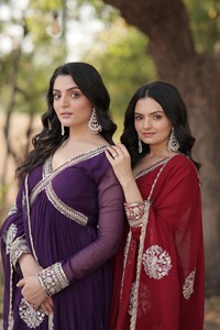 Nuevas colecciones de vestidos Anarkali de la marca Indian Ethanic Wear, con bordados de lentejuelas de imitación y ribete de encaje de diseño. - Product Image 5