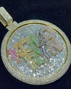 Pendentif de luxe en or 18 carats plaqué or avec moissanite taille baguette, pierres colorées, design lettre, breloques hip-hop, pendentif cercle pour homme - Product Image 1