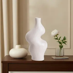 Pièce d'art décorative en céramique et en porcelaine Vase en porcelaine magnifiquement conçu pour la maison ou le bureau