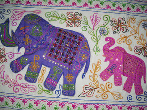 Nappe de table Zari Ari brodée 100% coton écologique, artisanale, textile indien de luxe, travail complexe au fil d'or, pour la maison - Product Image 4