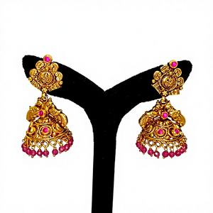 Boucles d'oreilles Jhumka en or massif 22 carats, style antique, motif Lakshmi, faites à la main, avec émeraudes vertes et perles naturelles - Product Image 1