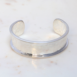 Brazalete de Latón Pulido Hecho a Mano - Brazalete Abierto Ajustable Minimalista para Hombre y Mujer - Joyería de Metal Martillado - Product Image 3