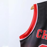 Seragam Basket untuk Dewasa Desain OEM Musim Dingin Lengan Pendek Logo Depan Dicetak Hitam & Kuning Poliester Bernapas Cepat Kering