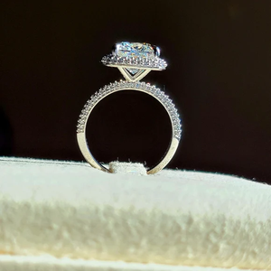 Bague de fiançailles, de mariage ou d'anniversaire en or 18 carats avec diamant de laboratoire taille coussin de 4 carats, certifié IGI - Product Image 4
