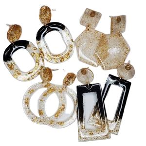 Pendientes de resina transparente con incrustaciones de lámina dorada Pendientes de aro de margaritas de verano Colores combinados Pendientes de gota de agua largos geométricos - Product Image 1