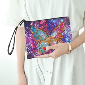 Elégant sac à main brodé avec patchwork pour femme par Tradebyd - Product Image 1