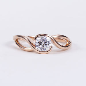 Bague de fiançailles en or rose 14 carats avec diamant de laboratoire taille coussin certifié IGI D VVS2, bande torsadée solitaire pour femme - Product Image 1