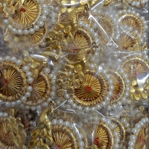 Exquisitos Adornos Hechos a Mano con Pavo Real Dorado y Perlas, Arte Tradicional y Diseño Elegante para Decoración Festiva - Product Image 3
