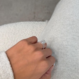 Anillo de Compromiso con Diamante Cultivado en Laboratorio de Corte Ovalado de 4.50 Quilates, Halo Oculto Tipo Catedral y Pavé, Certificado IGI, Anillo de Propuesta de Oro de 14K - Product Image 1