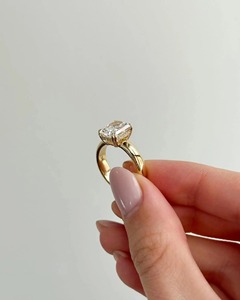 Anillo de Diamante Cultivado en Laboratorio con Corte Cojín de Nuevo Diseño, Moderno, con Halo Oculto en el Tallo Dividido, Oro Sólido de 14K, 3.00CT, VVS+, Color EF - Product Image 2