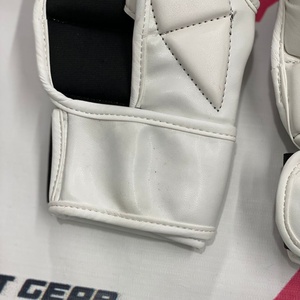 FLY Nouveaux Gants de Combat Personnalisés à Demi-Doigts pour Muay Thai MMA Blancs – Vente en Gros à Prix Abordable – Gants à Paume Ouverte Personnalisables - Product Image 6