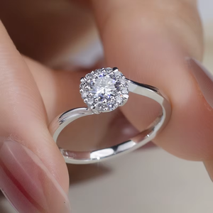Bague de fiançailles en platine avec diamant rond taille brillant et serti halo, style classique, pour femme, certifiée IGI - Product Image 5