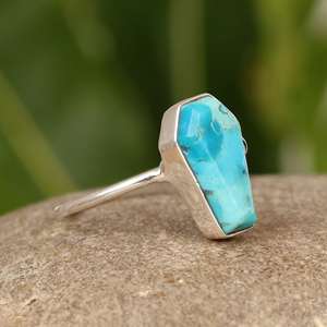 แหวนเงินแท้ 925 ประดับด้วยพลอยโมฮาวีสีฟ้าคลาสสิกทรงโลงศพ ขนาด 8x14 มม. สำหรับผู้หญิง ขายส่งจากผู้ผลิต - Product Image 2