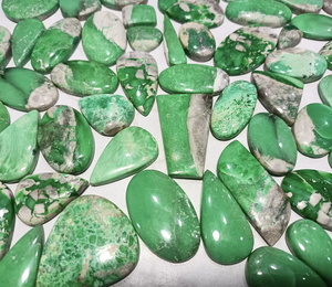 Lot de cabochons en variscite verte naturelle, formes variées (ovales, octogonaux, poires, rondes), pierres lâches à facettes, taille libre, prix de gros - Product Image 2