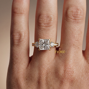 Anillo de Compromiso de Moissanita con Corte Cojín de 2.64ct, Anillo de Plata de Tres Piedras con Moissanita Redonda Lateral, Anillo Nupcial para Boda y Fiesta - Product Image 4