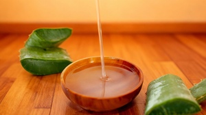 Premium raw aloe vera liquid <b>extract</b> with transparent quality for skincare formulations and bulk beauty applications - Product Image 5