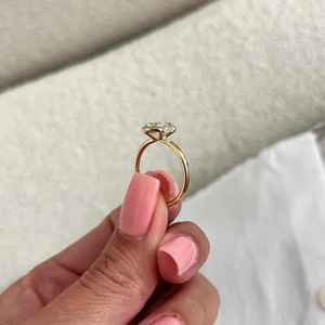 Bague de fiançailles élégante en or jaune massif avec diamant moissanite taille hexagonale de 1,0 carat, sertie clos, bijoux raffinés pour femme - Product Image 3