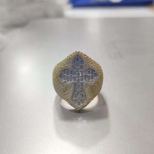 Anillo de Lujo con Diamantes en Forma de Cruz de Dos Tonos - Product Image 1