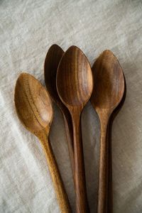 Cuillères en bois rustiques faites à la main, cuillères à salade en bois écologiques, ustensiles en bois naturel, ensemble de quatre cuillères, ensemble de couverts, cadeau - Product Image 1