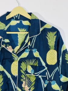 Conjunto de Pijama con Estampado Tropical Azul Marino |   Ropa de Casa de Algodón para Mujer |   Conjunto de Ropa de Dormir Pineapple Bird - Product Image 3