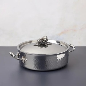 Casserole de luxe en acier inoxydable et cuivre, finition martelée, avec couvercle à bouton en laiton motif feuille de chêne et double poignée en acier inoxydable - Product Image 4