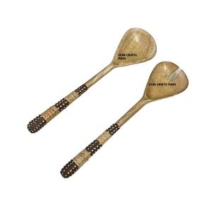 Ustensiles de cuisine Serveur à salade en bois durable Fourchette et cuillère à dîner Serveur à salade à long manche avec poignée en osier - Product Image 1