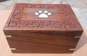 Caja de urna de madera de acacia y mango para cenizas humanas Urna de madera para cenizas de adultos con hermoso diseño grabado Urnas de cremación de madera - Product Image 3