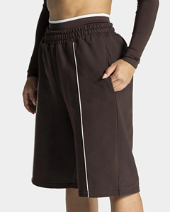 Shorts pour femmes de qualité supérieure, brodés avec logo personnalisé, shorts bermudas marron avec bordure contrastante blanche, shorts à genoux contrastants. - Product Image 3