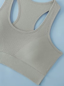 Soutien-gorge de sport sans couture de qualité supérieure |   Bralette de sport à dos en maille ajourée |   Vêtements d'entraînement côtelés à compression pour femmes - Product Image 4
